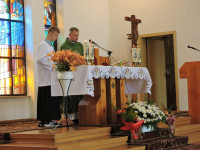 Powitanie ks. Proboszcza Roberta Uflanta przez parafian